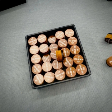 Rhino (F1 ) Carom-Lip / Pool player deep cue ball spins every shot.